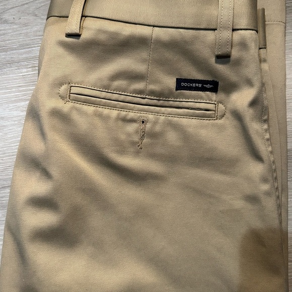 Dockers Men's Khaki Chinos - Picture 3 of 3